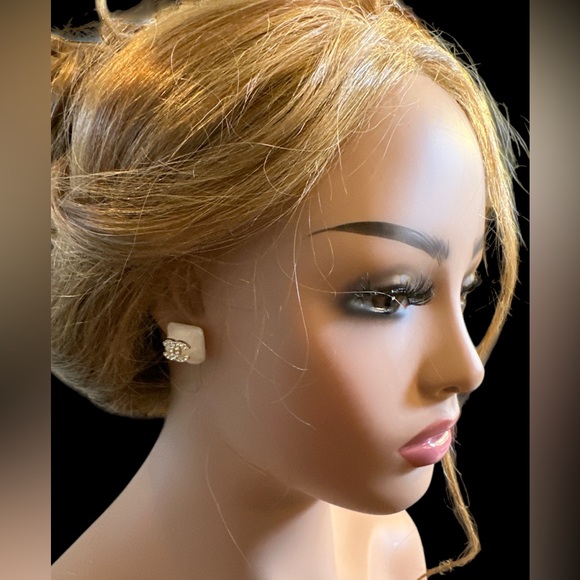 BEAUTIFUL FASHION STUD EARRINGS - Picture 5 of 5